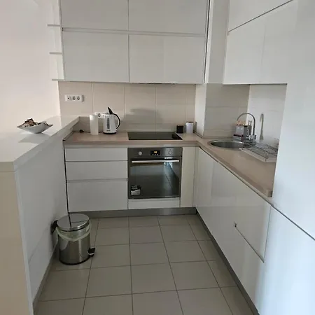 Stylish New Parking 5e Per Day Apartment