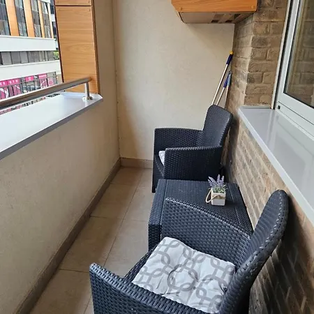 Stylish New Parking 5e Per Day Apartment