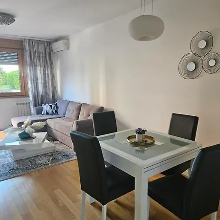 Stylish New Parking 5e Per Day *